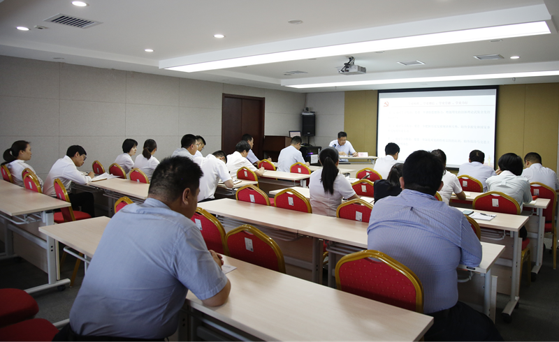 公司黨史教育宣講團(tuán)成員、副總經(jīng)理劉新成在機(jī)關(guān)第二黨支部作專題宣講