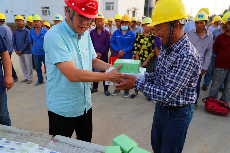 河南淮源公司:送清涼 暖人心