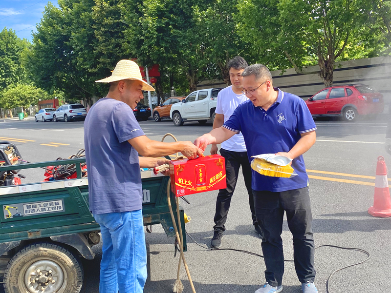 仙桃公司積極開展“情系職工夏送清涼”活動.png 仙桃公司積極開展“情系職工夏送清涼”活動.png