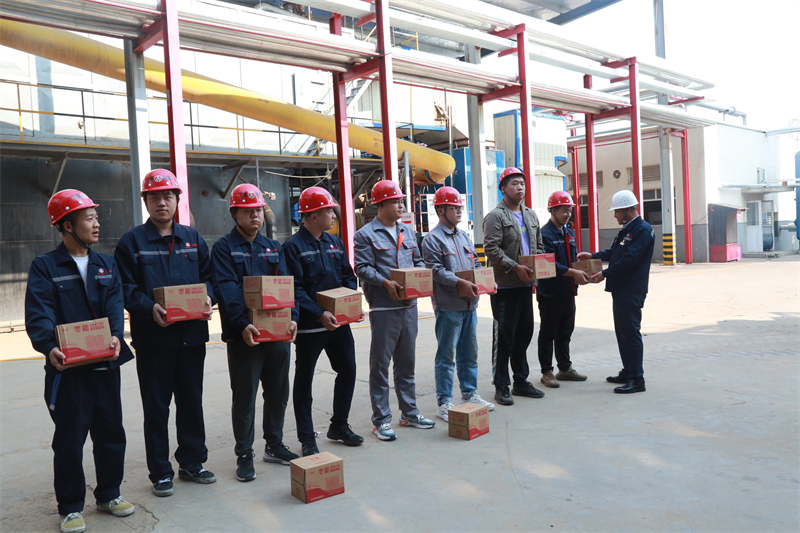 三原公司:樹安全生產(chǎn)意識(shí) 送清涼關(guān)愛員工-1.png 三原公司:樹安全生產(chǎn)意識(shí) 送清涼關(guān)愛員工-1.png