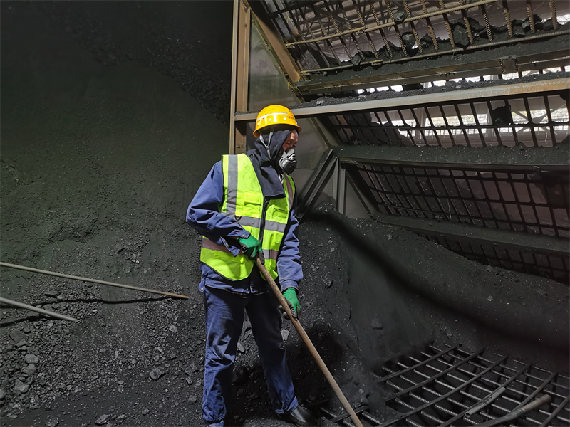 神木分公司天津華苑制粉中心:制粉工人的夜2.png 神木分公司天津華苑制粉中心:制粉工人的夜2.png