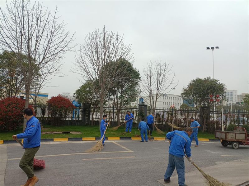 咸陽公司生產運行黨支部開展“春風行動 美化家園”主題黨日活動.png