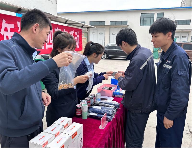 神木分公司曹家灘運營中心團支部開展“煙頭換禮,做文明青年”活動2.png 神木分公司曹家灘運營中心團支部開展“煙頭換禮,做文明青年”活動2.png