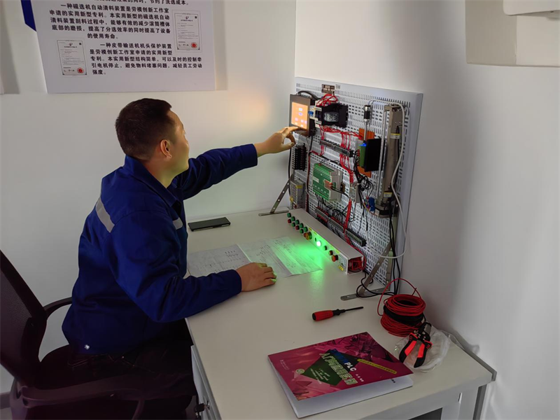 讓勞模創新工作室成為職工創新“大舞臺”——選煤公司姚雷勞模創新工作室側記2.png 讓勞模創新工作室成為職工創新“大舞臺”——選煤公司姚雷勞模創新工作室側記2.png