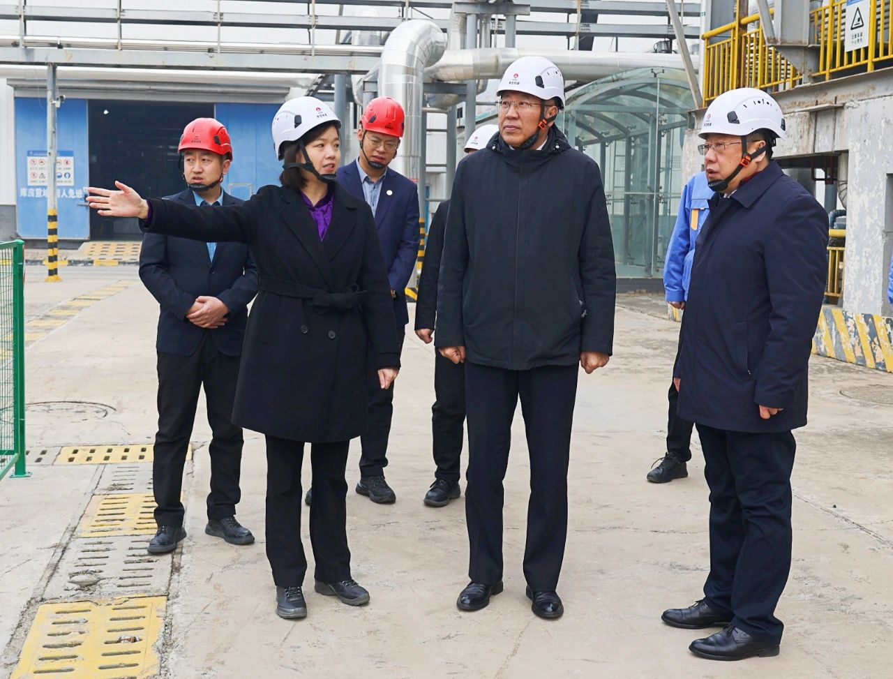 291738163630174743.jpg 張海泉到新型能源咸陽公司檢查春節值班值守情況并看望慰問值班人員.jpg