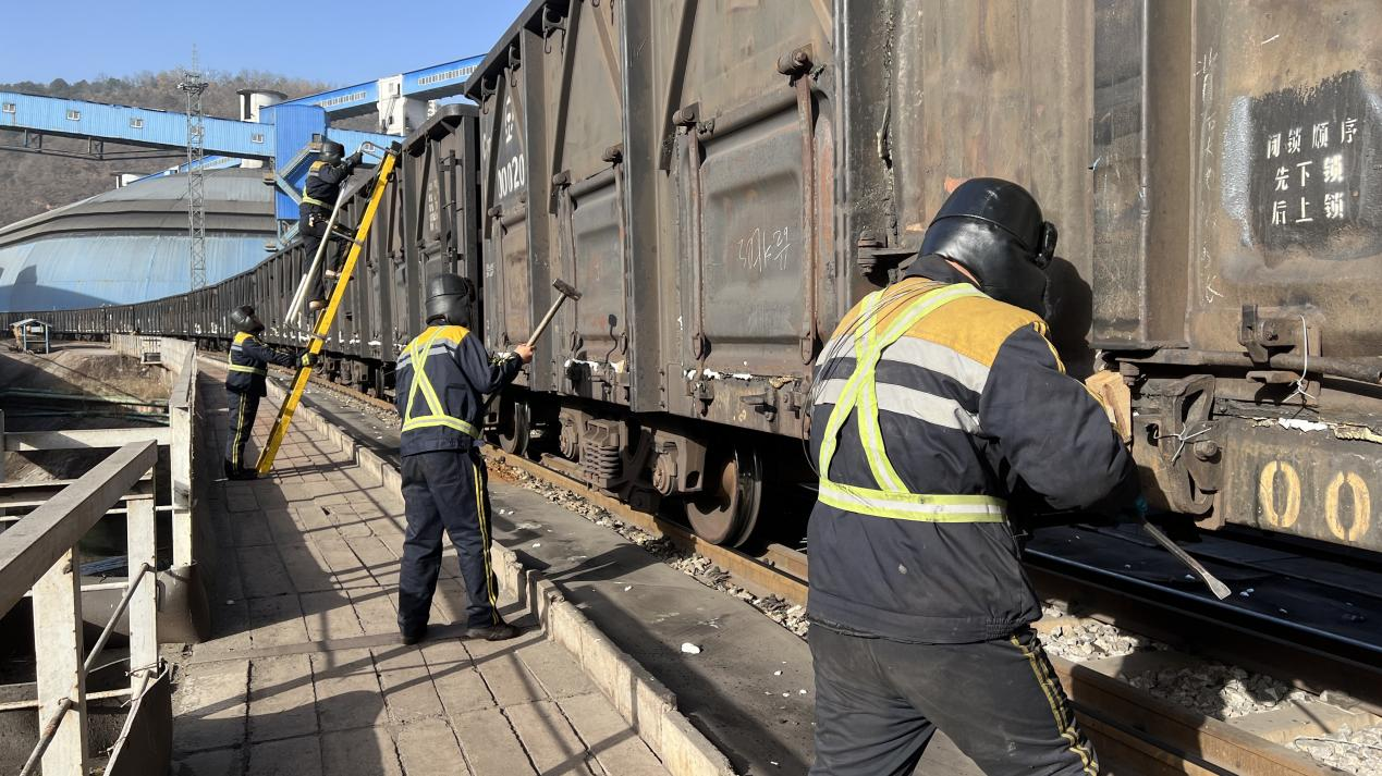 051738727933703527.png 選煤公司黃陵二礦選煤廠:火車裝車站的春節堅守01.png