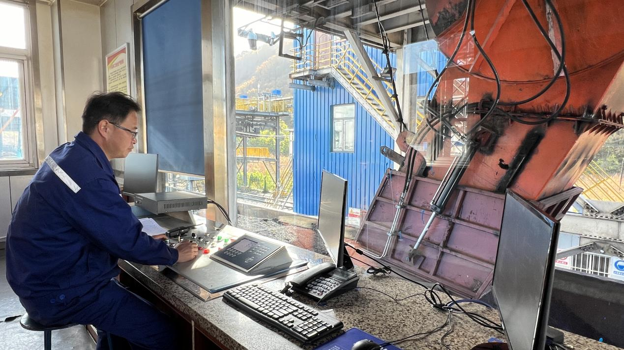 051738727948442646.png 選煤公司黃陵二礦選煤廠:火車裝車站的春節堅守02.png